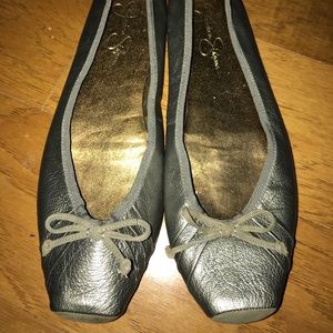 Jessica Simpson Leve Flat